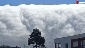 VIDEO Fenomen meteo inedit surprins pe insula la Palma. Mișcarea norilor a fascinat turiștii